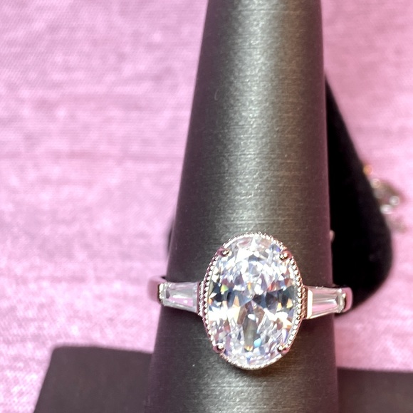 4 Piece Bella Luce White Diamond Simulant Jewelry Set - Picture 8 of 10